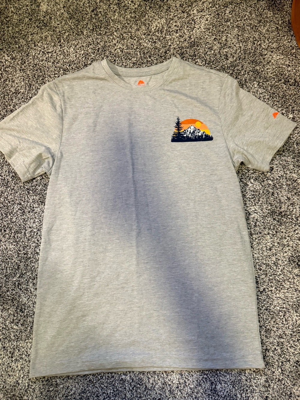 Ozark Trail Light Gray Short-Sleeve Tee with Sunset Mountain Graphic Size XS